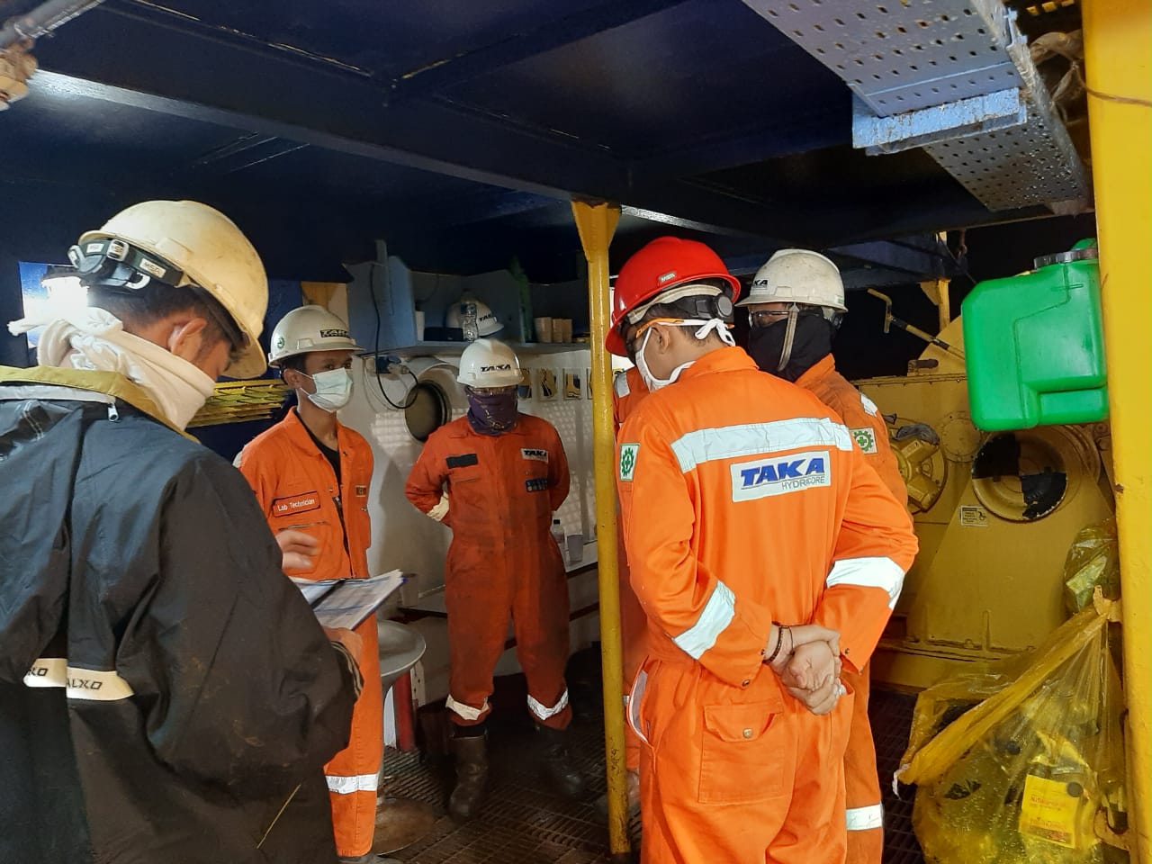 Offshore geotechnical toolbox meeting and field coordination